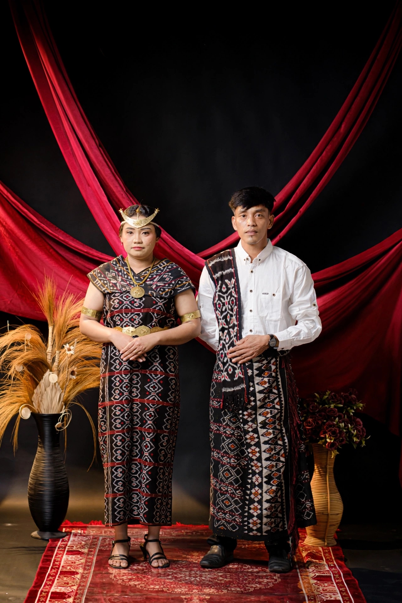 Reva dan Rudi bersama mengenakan busana adat